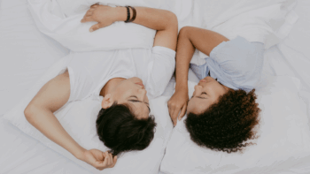 El divorcio del sueño, o sleep divorce como se conoce en inglés, consiste en que las parejas duerman en camas o dormitorios separados para mejorar la calidad del sueño.