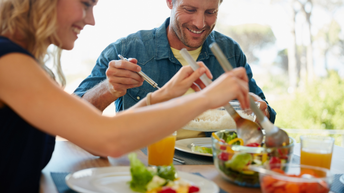 Bienestar en la mesa: 3 hábitos de comida que potencian tu salud