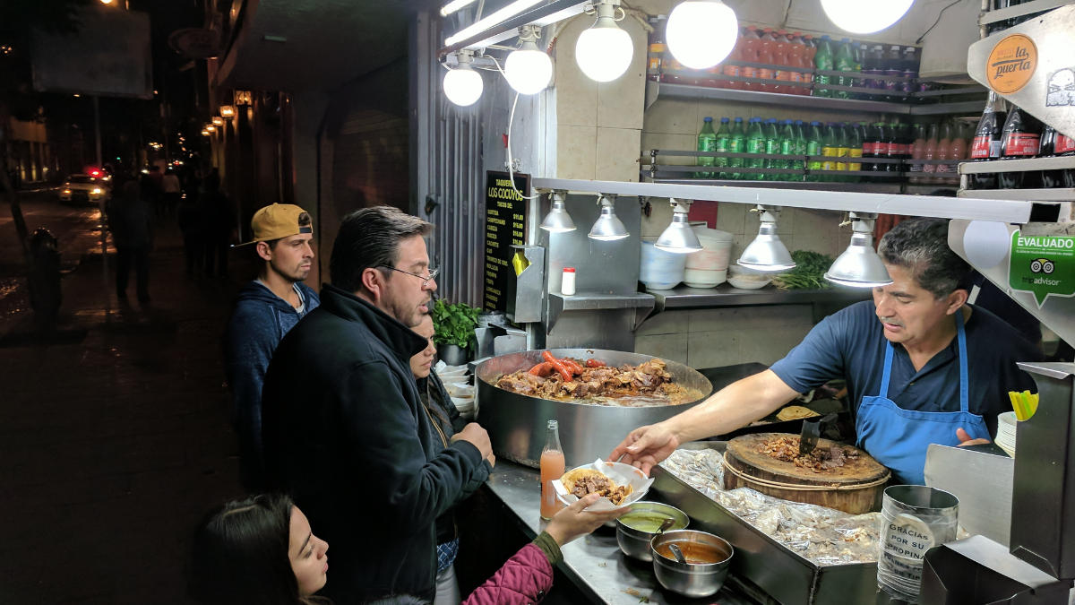 bacterias fecales en salsas de puestos callejeros de la CDMX