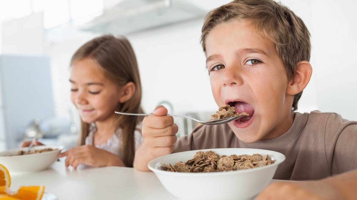¿Cuánto debe desayunar un niño antes de ir a la escuela?