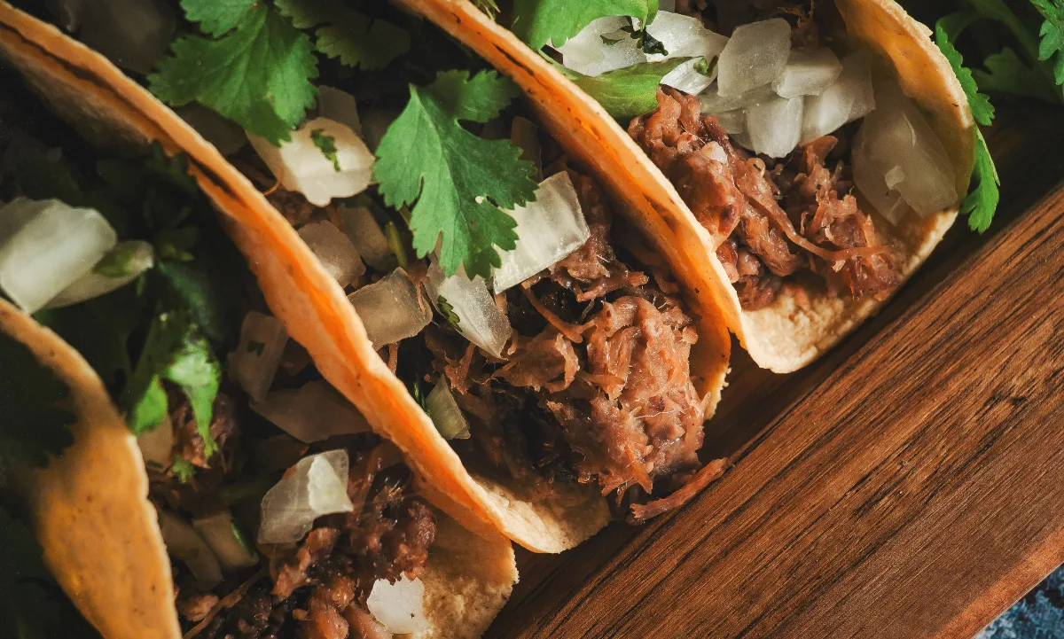 Septiembre es el mes para celebrar la riqueza de la gastronomía mexicana, y este año, una proteína se lleva el protagonismo: la carne de cerdo.