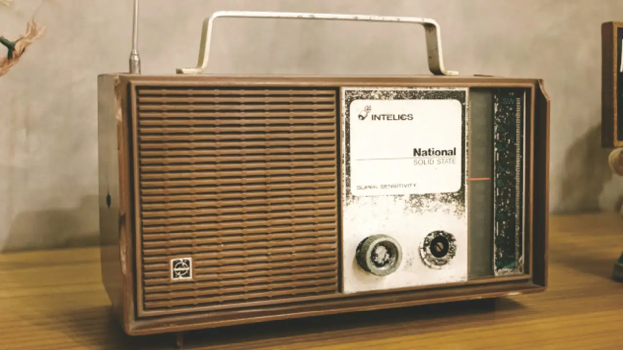 Quizá no escuchemos la radio todos los días, pero saber que está ahí, encendida y lista, es más importante de lo que parece. Tal vez el futuro sea digital, pero si todo lo demás falla, la radio seguirá hablando.