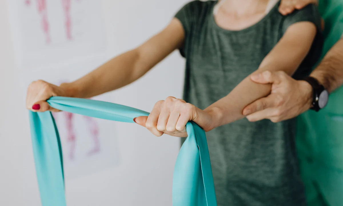 3 formas sencillas de fortalecer tus hombros en casa