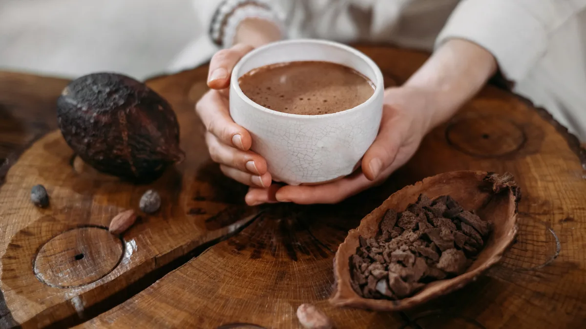 El cacao es una semilla con propiedades sorprendentes: contiene una gran cantidad de vitaminas (B1, B2, B3, B5, B9 y E).