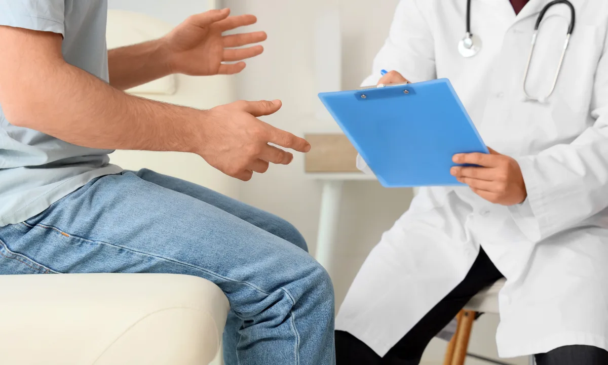 Un oncólogo explica los 4 síntomas de cáncer que no debes ignorar y las señales de alerta
