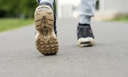 Zapatos desgastados: cómo afectan pies, rodillas y espalda