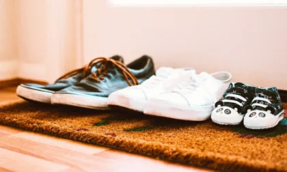 hay muchas razones de por que debes quitarte los zapatos al entrar a casa