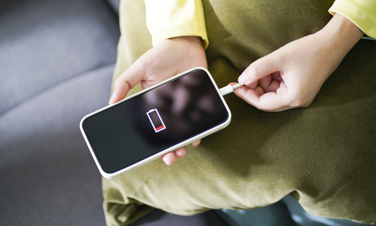 ¿Cargas tu celular toda la noche? Esto podría estar dañando tu batería sin que lo notes
