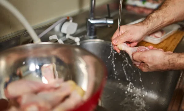 Hábito peligroso: ¿Por qué no debes lavar el pollo crudo?
