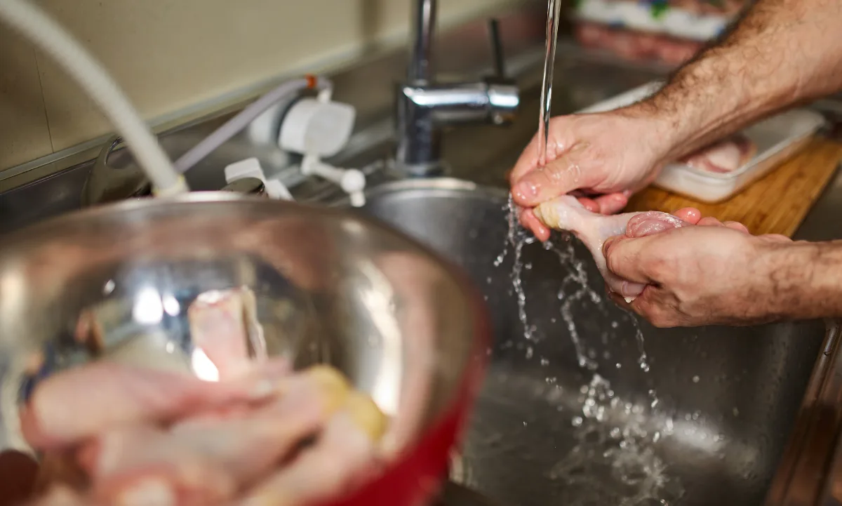 Hábito peligroso: ¿Por qué no debes lavar el pollo crudo?