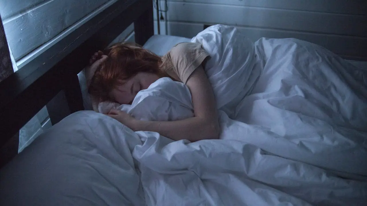 Las mujeres necestarían dormir más que los hombres
