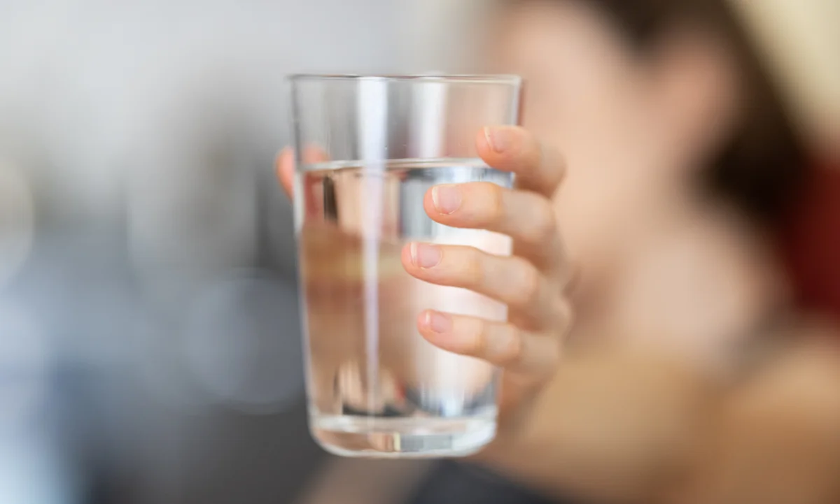 Descubre cómo la temperatura del agua para la salud influye en tu digestión y rendimiento físico.