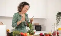 Alimentación antiinflamatoria para mujeres mayores de 50: la clave para mantenerte fuerte y vital