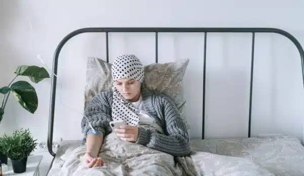 Se estima que 1 de cada 12 mujeres será diagnosticada a lo largo de su vida, una cifra que nos recuerda la urgencia de hablar, de mirar, de actuar.