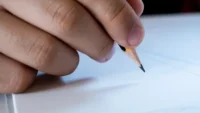 La sorprendente historia detrás de escribir con la mano derecha