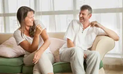 La brecha de longevidad entre hombres y mujeres está en su punto más alto. Conoce qué factores influyen y qué hábitos pueden ayudar a cambiar la tendencia.