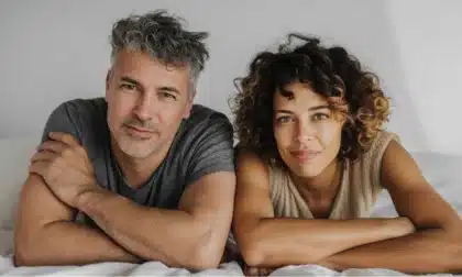 Si buscas maneras de mejorar tu vida sexual después de los 50, aquí tienes 11 consejos simples que pueden transformar tu bienestar y tu relación.