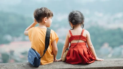 Además de su curiosidad científica, este tema revela cómo el oído refleja el paso del tiempo de una forma silenciosa, casi imperceptible.