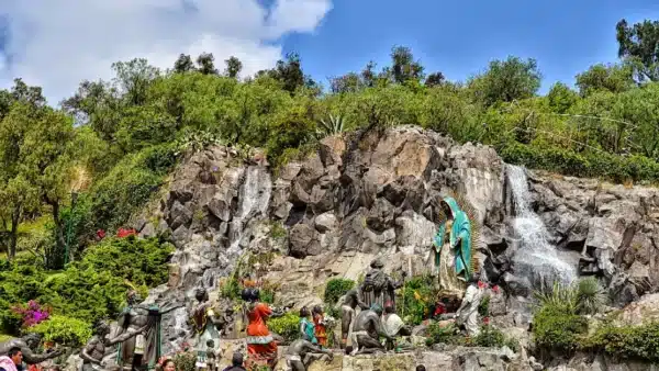 Hoy, el Tepeyac sigue siendo un espacio donde lo antiguo y lo nuevo conviven. En flores, cantos y peregrinaciones se sienten las huellas de Coatlicue, Tonantzin y la Virgen de Guadalupe.