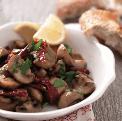 Champiñones al ajillo con jitomates deshidratados