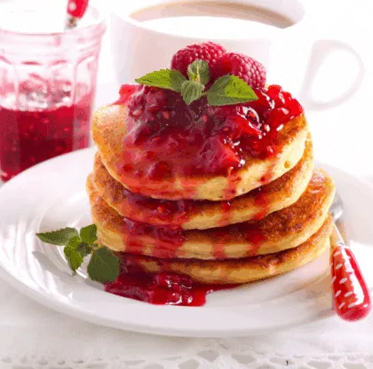 Hot cakes de quinoa con frambuesa