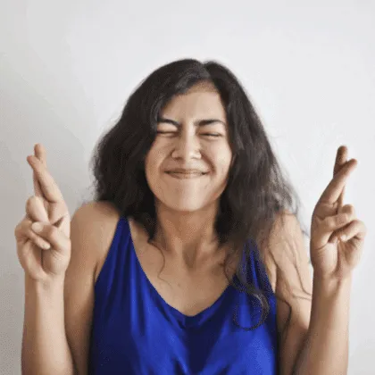 Descubre cómo ser más optimista. Pequeños cambios como sonreír y usar tus fortalezas pueden aumentar tu satisfacción personal.