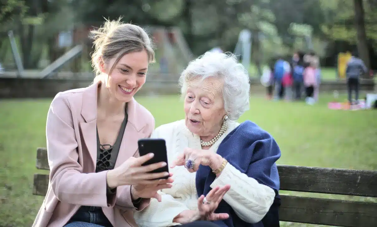 Evita frases que causan frustración en personas con Alzheimer y aprende cómo conectar mejor con ellas.
