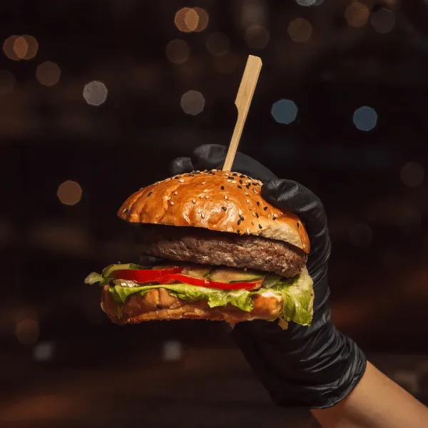 ¿Buscas darle un toque especial a tu parrillada? ¡Descubre 3 recetas únicas de hamburguesas al carbón que te encantarán!