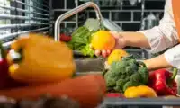 ¡Deja de hacerlo! El error común al lavar frutas y verduras que podría dañar tu salud