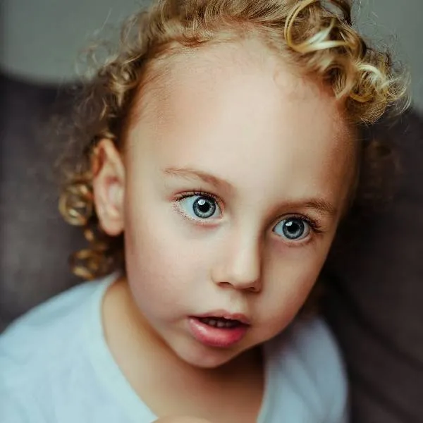 La intervención temprana con parches, anteojos y terapia visual puede recuperar gran parte de la visión perdida.