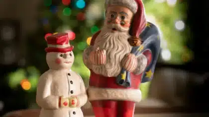 Su origen proviene de San Nicolás de Mira, un obispo del siglo IV reconocido por su gran generosidad hacia las personas necesitadas.