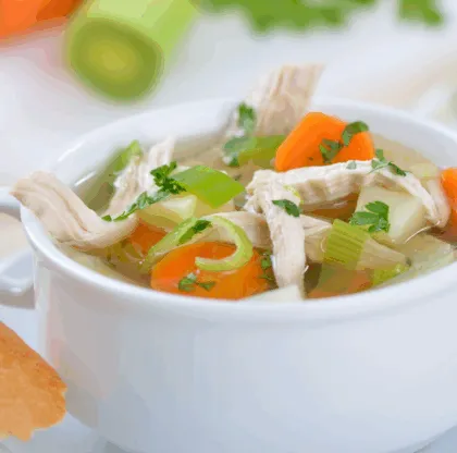 sopa de pollo, poro y col rizada