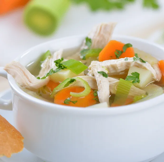 sopa de pollo, poro y col rizada