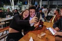 La genial (y segura) manera de conocer gente en una sociedad que tiende a aislarse