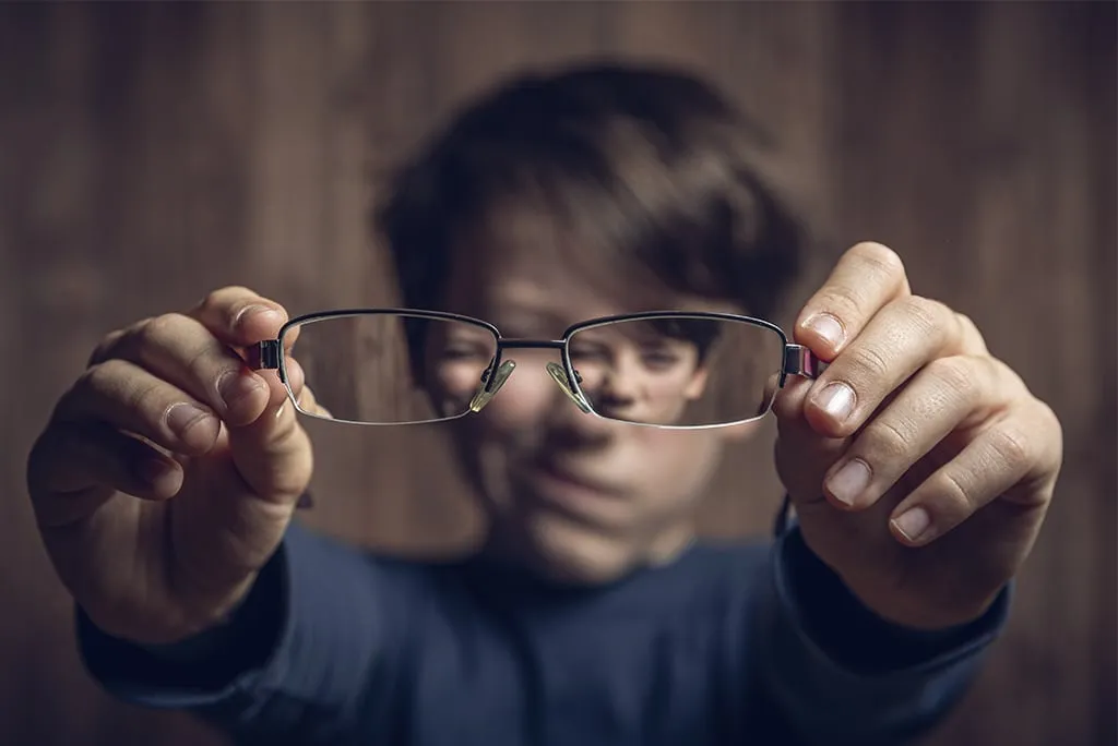 ¿Cómo prevenir y tratar la miopía en tus hijos? Los expertos hablan