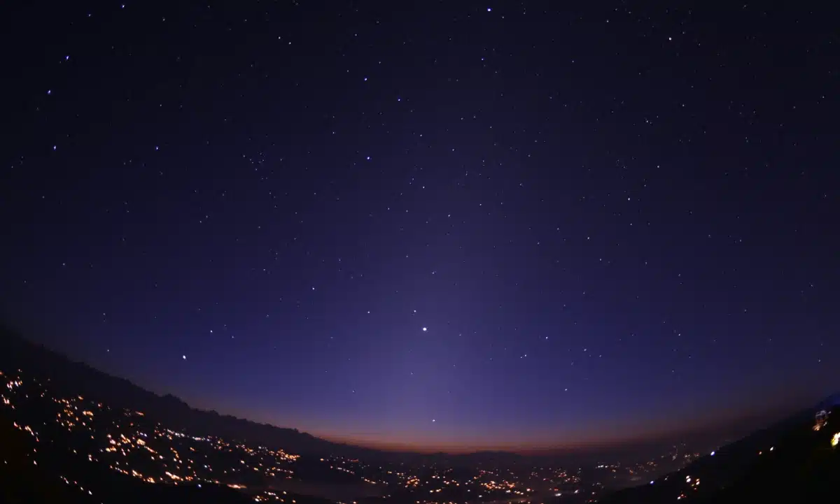Este fenómeno astronómico no es una aurora: así es la luz zodiacal