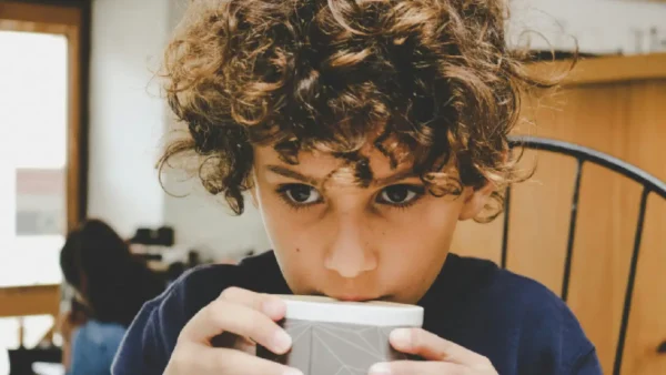 Aunque parezca inofensivo, la cafeína actúa de forma distinta en los organismos pequeños. La principal razón es la cafeína, un estimulante del sistema nervioso.