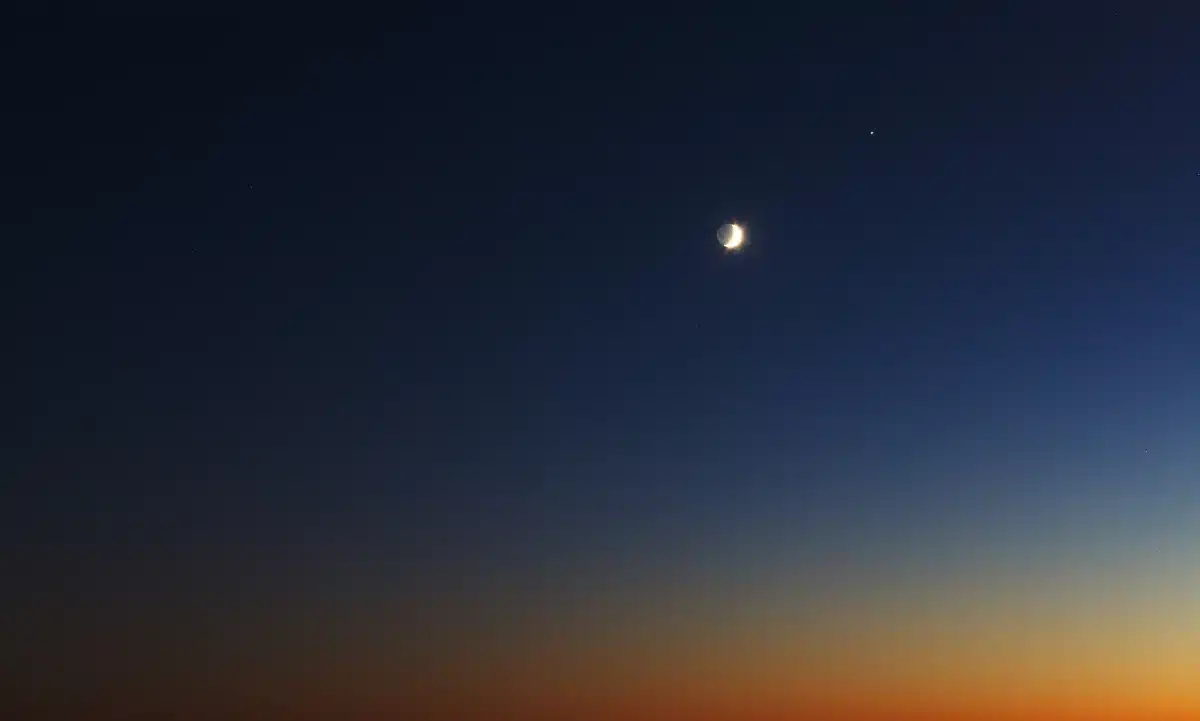 aturno y la Luna se alinean en el cielo nocturno: cómo ver su conjunción