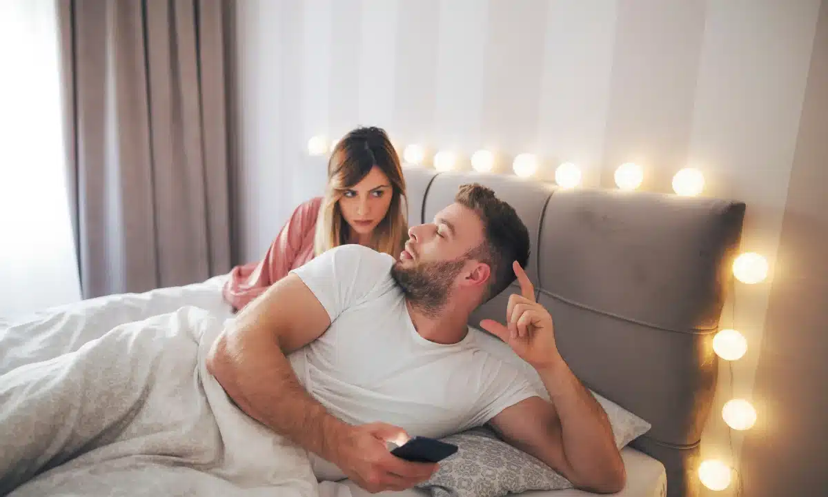 Por qué los celos digitales pueden dañar tu relación sin que lo notes