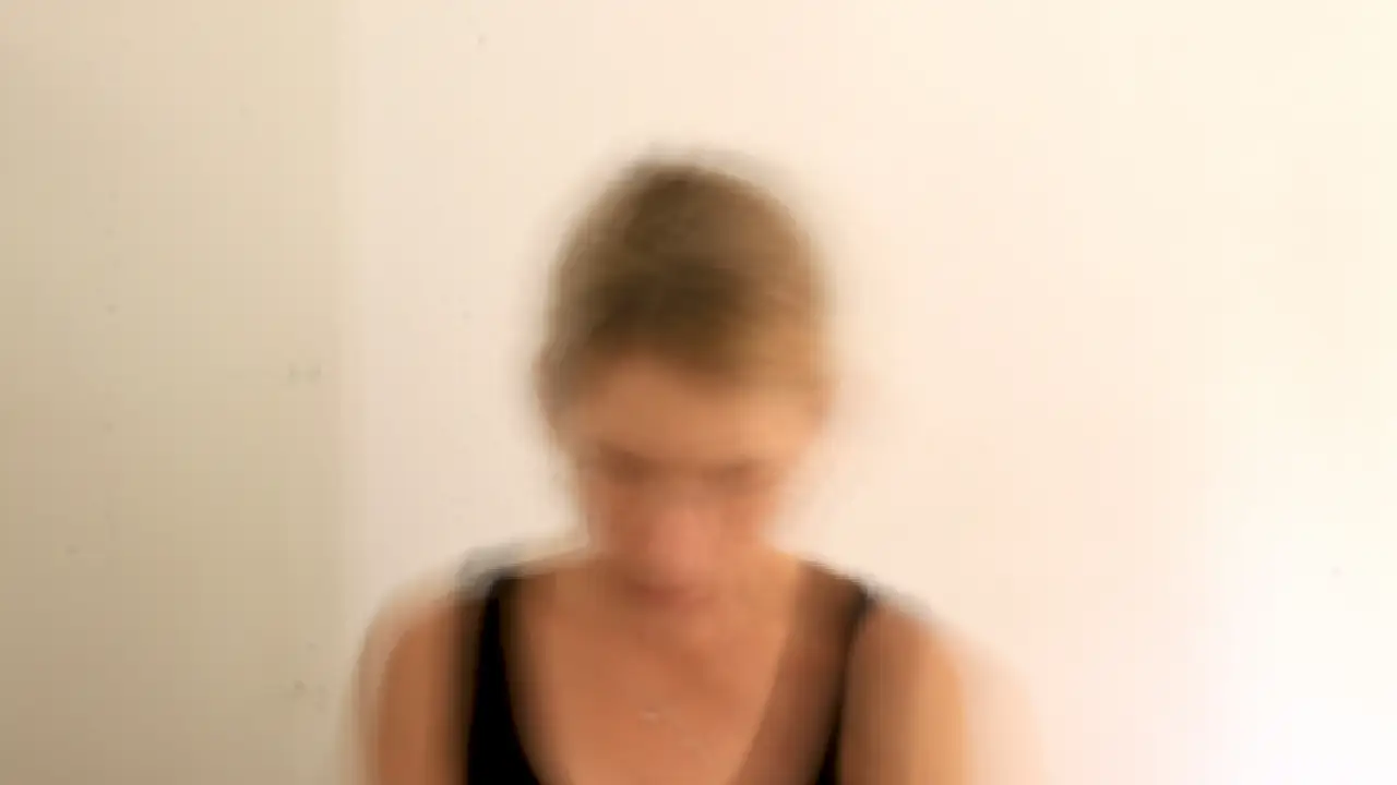 Si los mareos son persistentes, intensos o se acompañan de otros síntomas como debilidad, dificultad para hablar o visión borrosa, es fundamental acudir a un profesional de la salud.