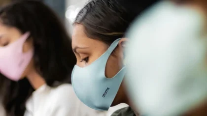 El virus del sarampión se transmite a través de gotículas que una persona infectada expulsa al toser, estornudar o incluso al hablar.