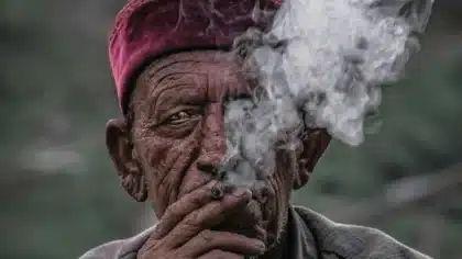El cigarro daña el colágeno y la elastina, proteínas responsables de mantener la piel firme y elástica.