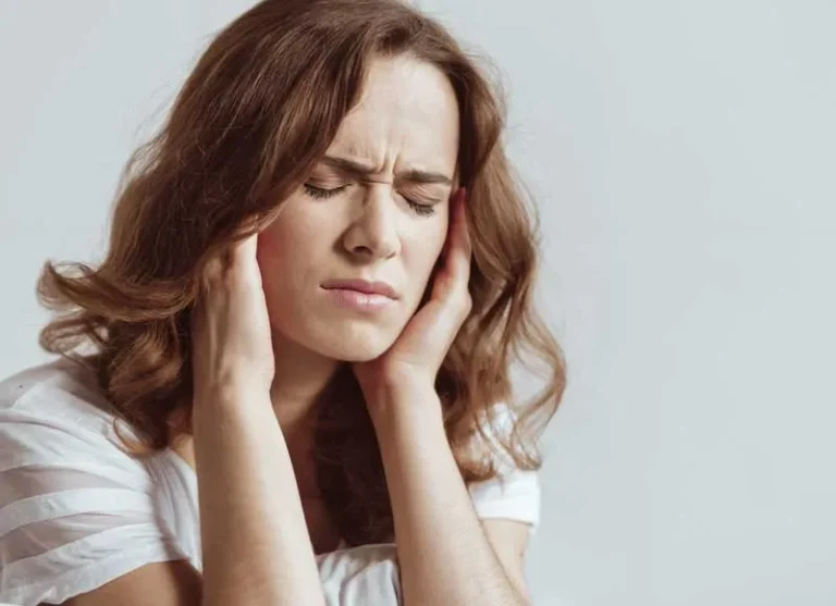 Cuando existe un desequilibrio hormonal, estas funciones pueden alterarse, dando lugar a distintos síntomas que afectan la salud general.