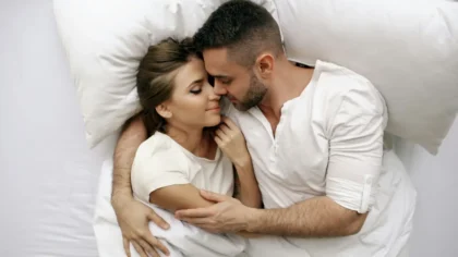 ¿Cucharita o distancia? Lo que tu forma de dormir dice de tu relación