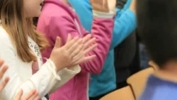 Por qué aplaudimos: el origen de una reacción universal