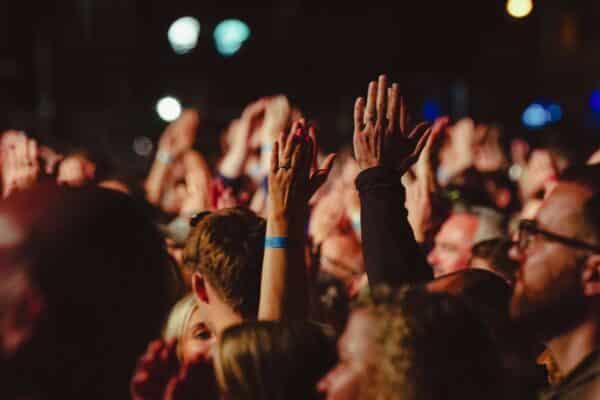 gente aplaudiendo en un concierto