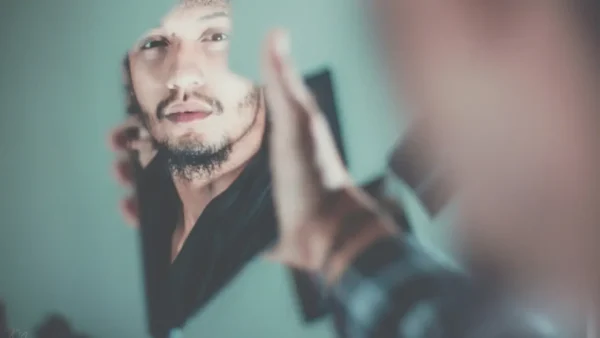 ¿Qué pasa si miras demasiado tiempo tu reflejo en el espejo?