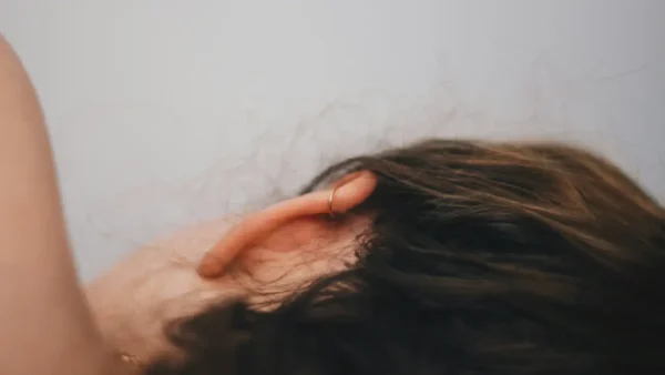 ¿Qué significa escuchar un zumbido constante en los oídos?