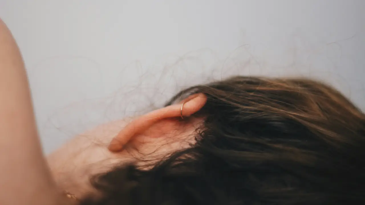 ¿Qué significa escuchar un zumbido constante en los oídos?